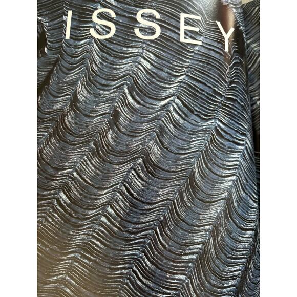 Issey Miyake by Mark Holborn 1995 Trade Paperback Taschen 1st. Edition - Picture 9 of 12